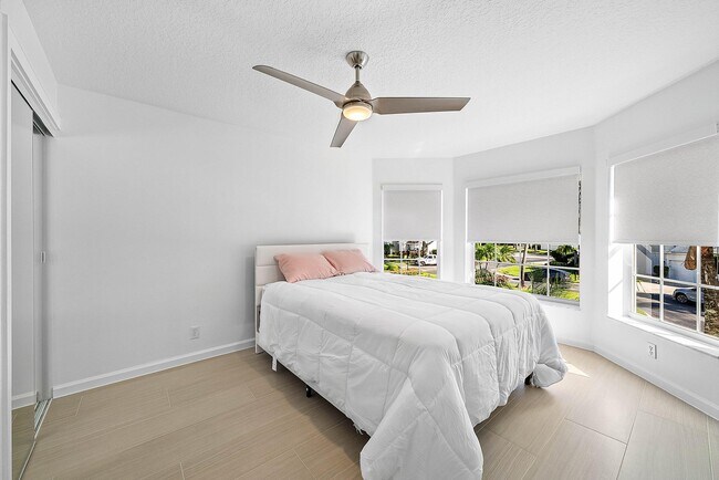 Building Photo - 5855 NW 42nd Way