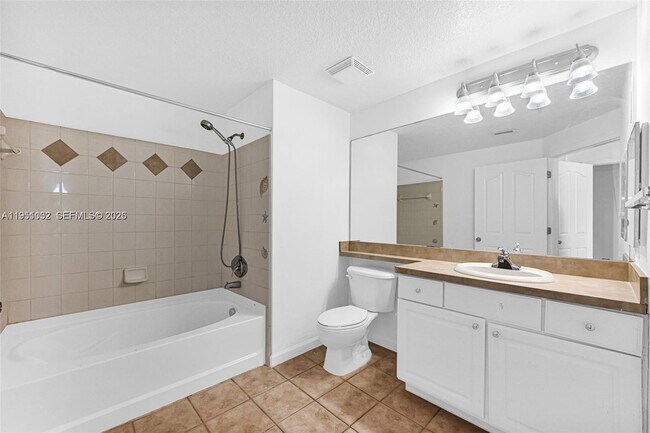 Building Photo - 2101 Myrtlewood Cir E