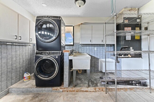 Building Photo - 571 SE Anchor Ln