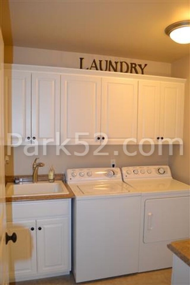 Building Photo - 1 Bed 1.5 Bath Theater District Condo + Am...