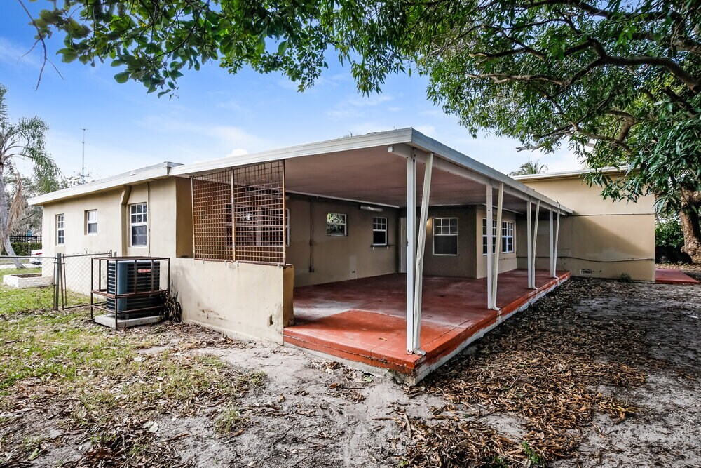 Building Photo - 3231 SW 67th Ave