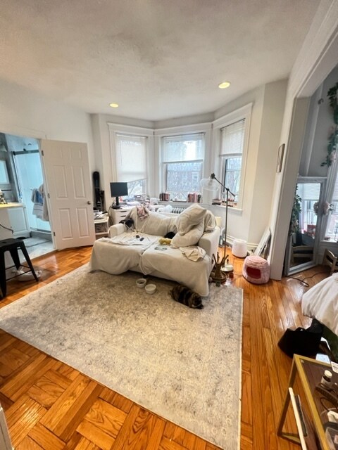Primary Photo - 84 Peterborough St