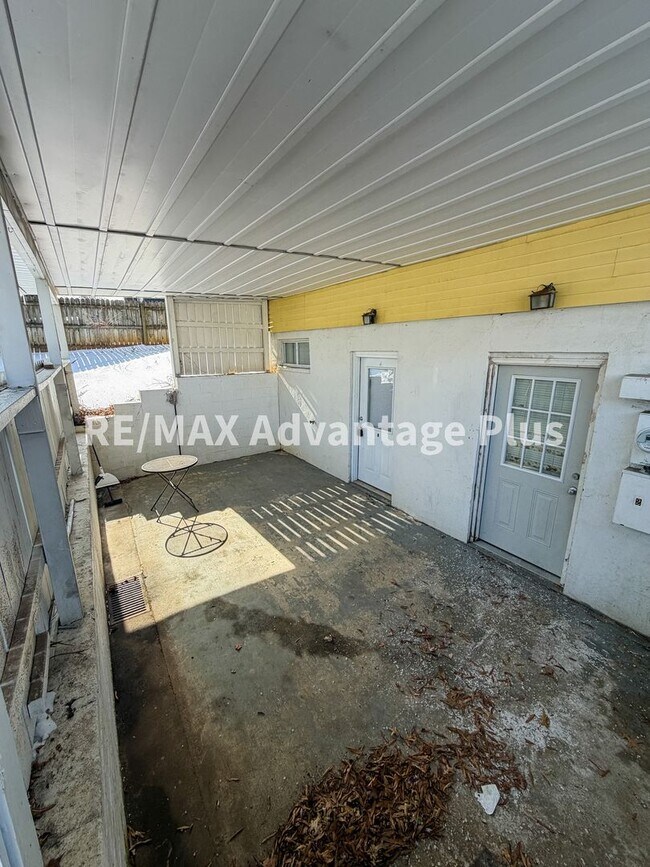 Building Photo - 400 S Main St