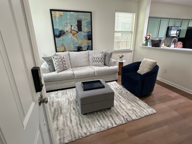 Building Photo - Room in Condo on Red Bud Ridge Ln