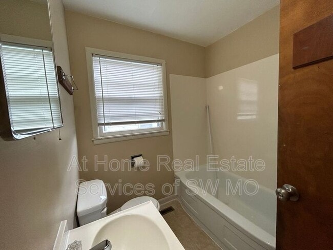 Building Photo - 306 W Lindberg St