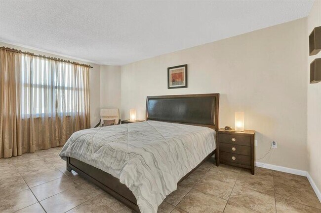 Building Photo - 1985 S Ocean Dr