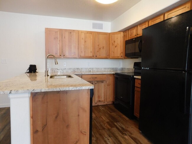 Building Photo - Townhome Near Shopping