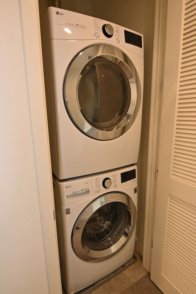Building Photo - Upscale 2-BR Dual-Suite Condo in Downtown San Jose