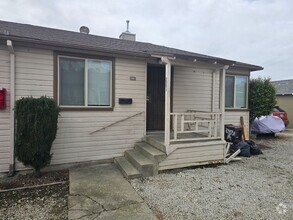 Building Photo - Recently Remodeled 1 Bedroom Duplex Unit L...