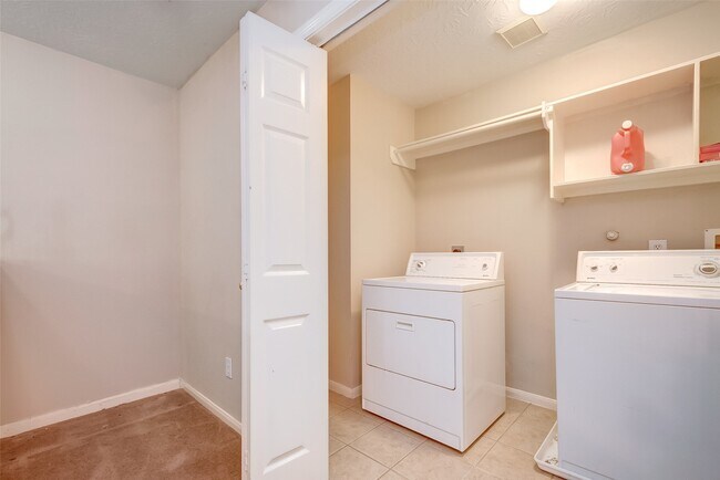 Building Photo - 731 Annie's Way
