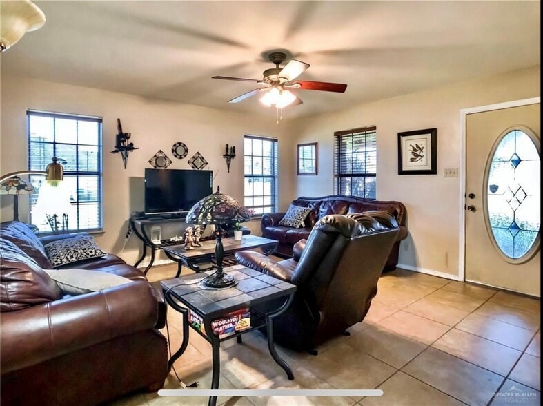 Living rm - 1305 Ambrosia Dr