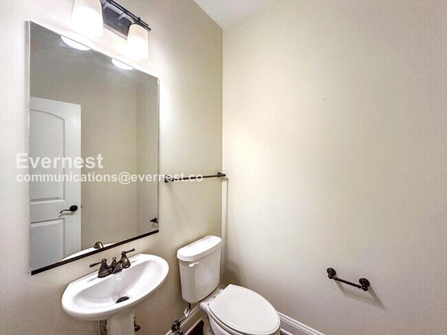 Building Photo - $500 off the first month’s rent! 2 Bed/4 Bath Condo with Detached Garage / Pet-Friendly / Availab...