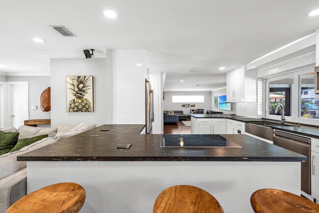 Building Photo - 2471 NE 46th St