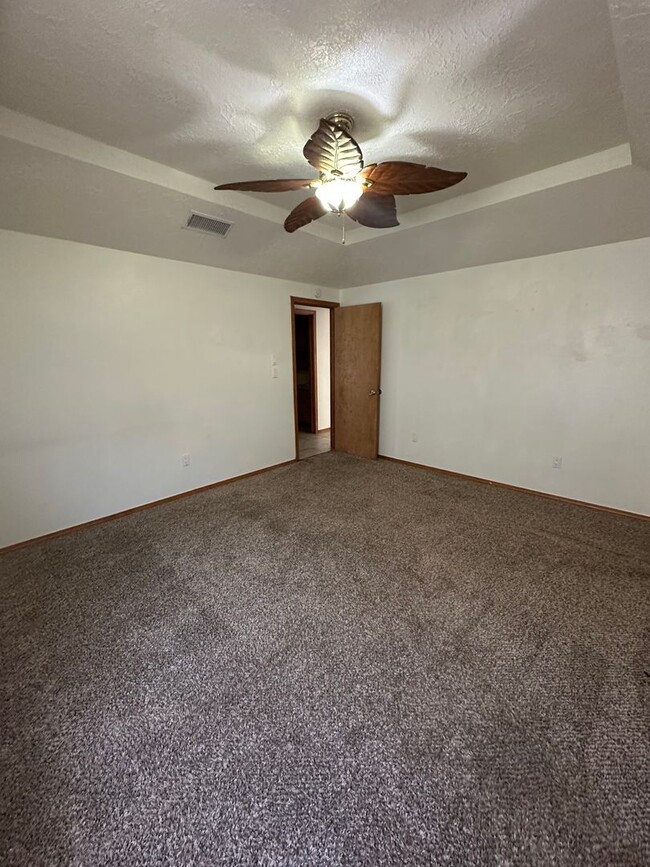 Building Photo - 3 Bedroom 2 Bath Home!