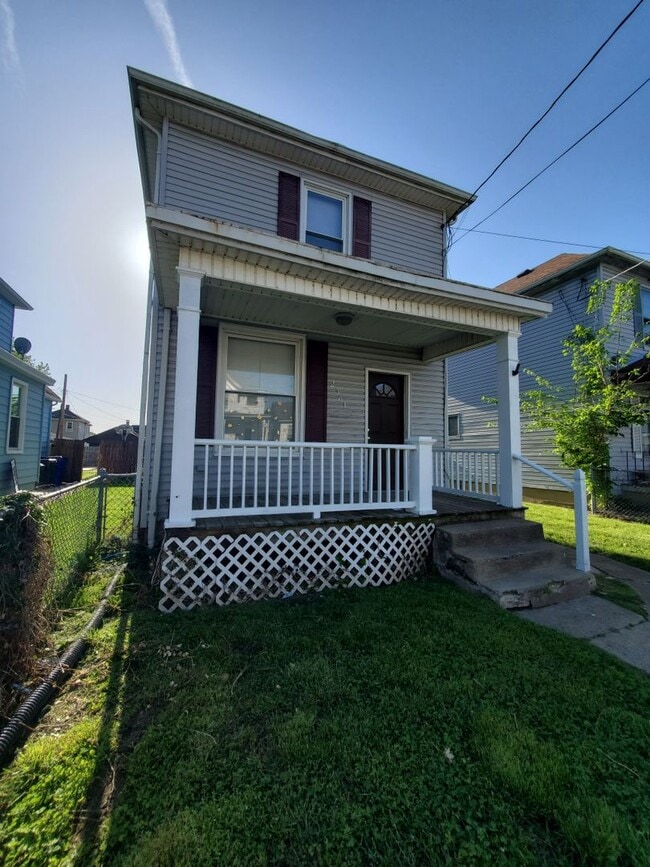 Building Photo - Three-bedroom 2 Full Bath Single-Family Ho...