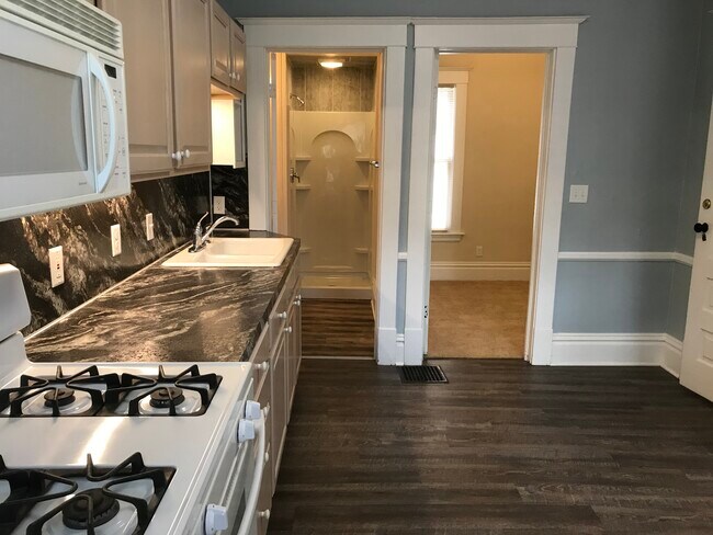 Building Photo - 128 Luton Ave SE