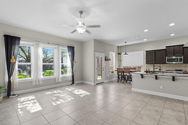Building Photo - 513 Cerezo Dr