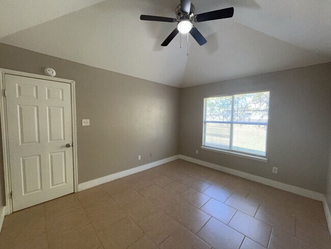 Building Photo - 709 Lisa Ln