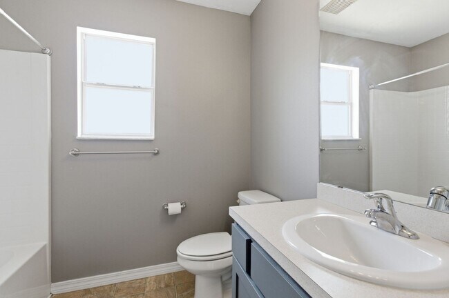 Building Photo - 3 Bedroom in Crestview!!