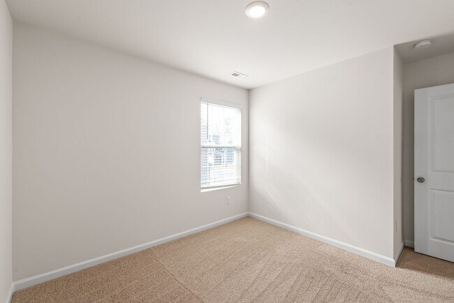 Building Photo - Move-in Ready 5 Bedroom Home!