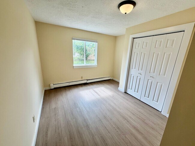 Building Photo - 607 Hillview Dr