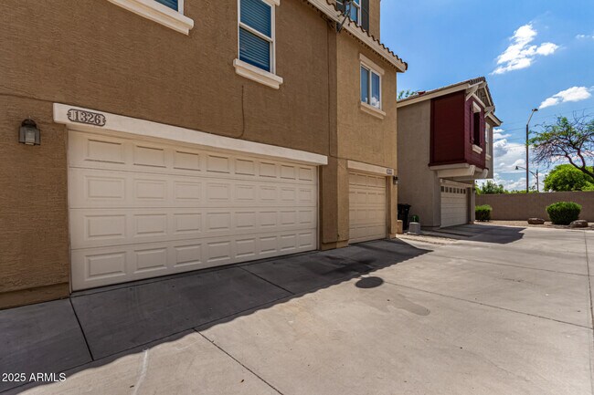 Building Photo - 1326 S Sabino Dr