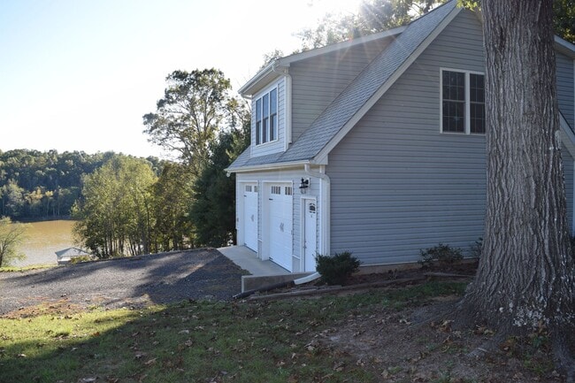 Building Photo - Lake Front 1 Bedroom Apartment - Large Garage & Boat Parking