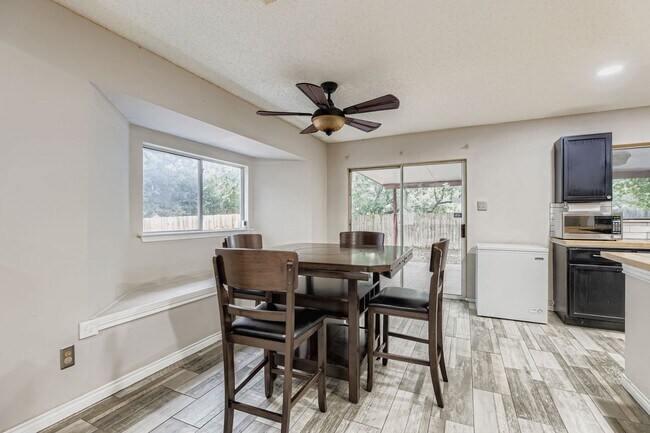 Building Photo - Stunning 3 bedroom home with Easy access t...
