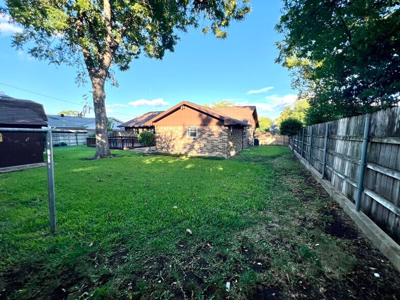 Building Photo - 5608 Lubbock Ave