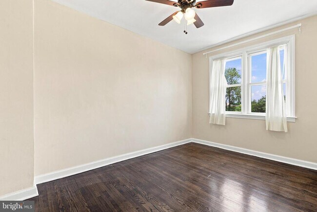 Building Photo - 379 Fairway Terrace