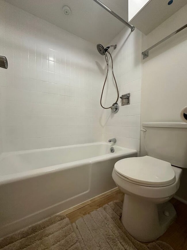 Building Photo - Harbor Square READY TO MOVE IN 1 bed, 1 bath with 1 parking, utilities included, walk to the conv...