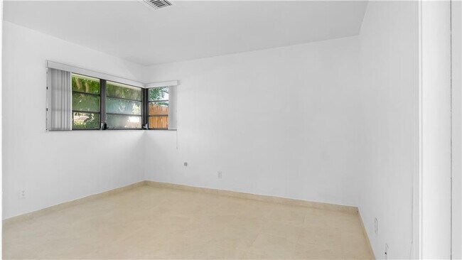 Building Photo - 2161 NE 35th St