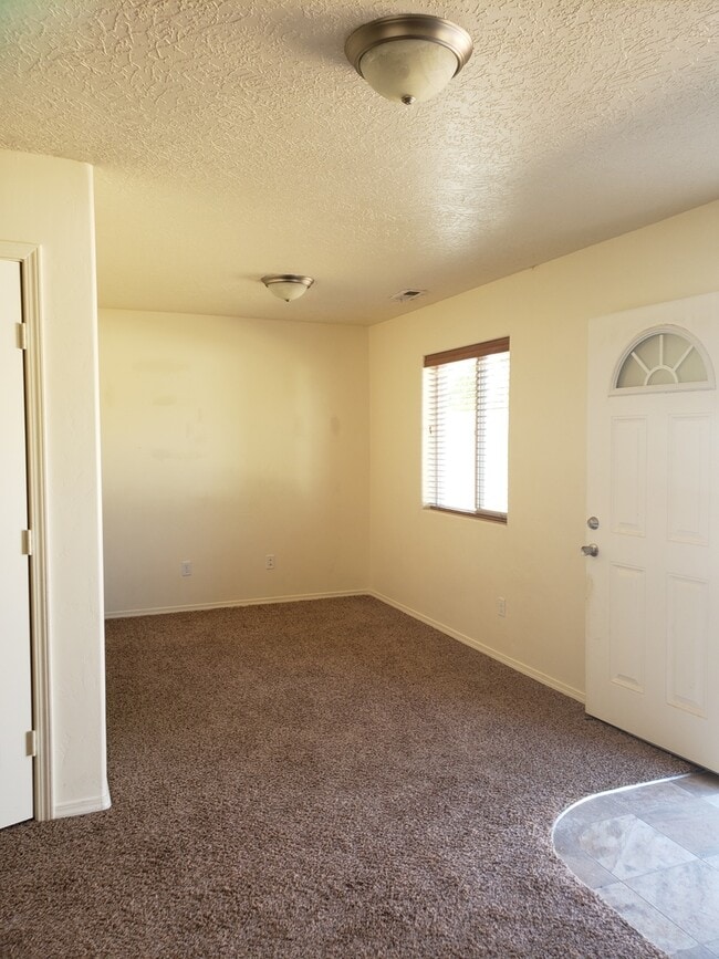 Building Photo - Nice 4 Bedroom home in Mesa Vista Subdivis...