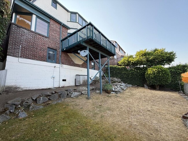 Building Photo - 2466 Montavista Pl W