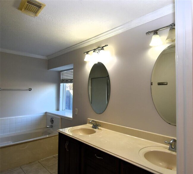 Building Photo - 22402 Rangeview Dr