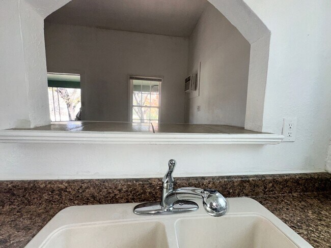 Building Photo - 1105 N 12th St