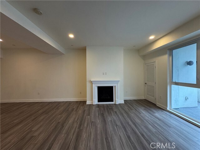 Building Photo - 14934 Burbank Blvd