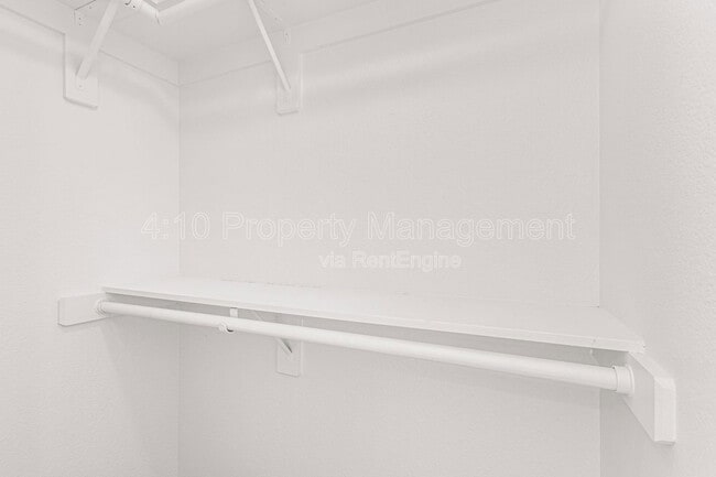 Building Photo - 405 E Linda Ln