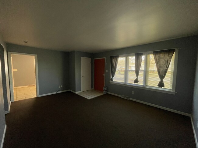 Building Photo - 3BD/1.5BA in Gary Available Now