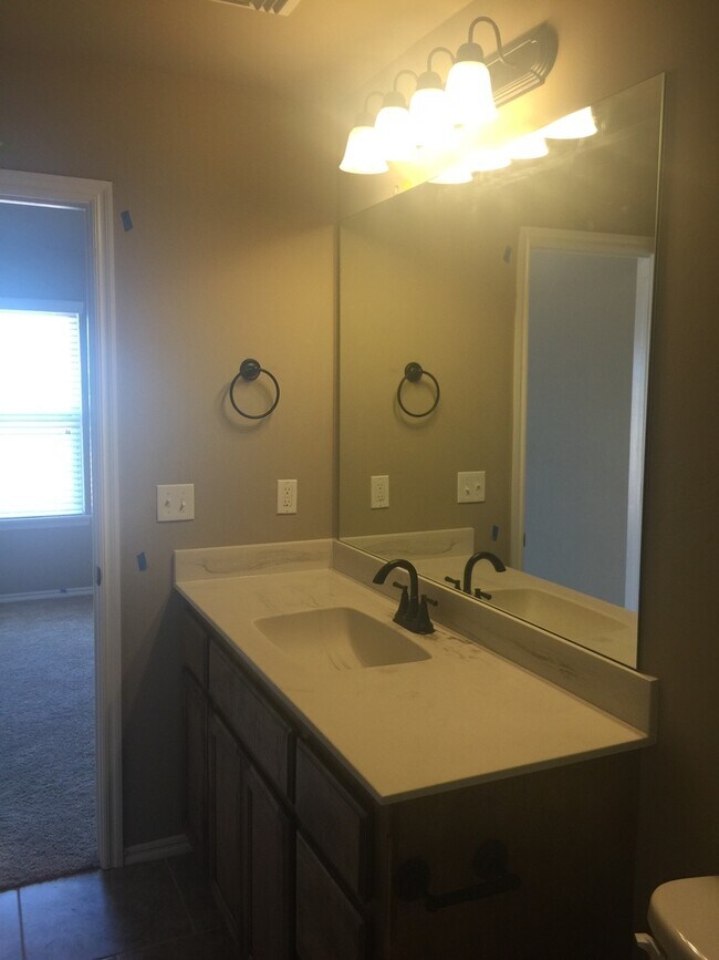 Building Photo - 3 bedroom 2 bath home Mustang Schools