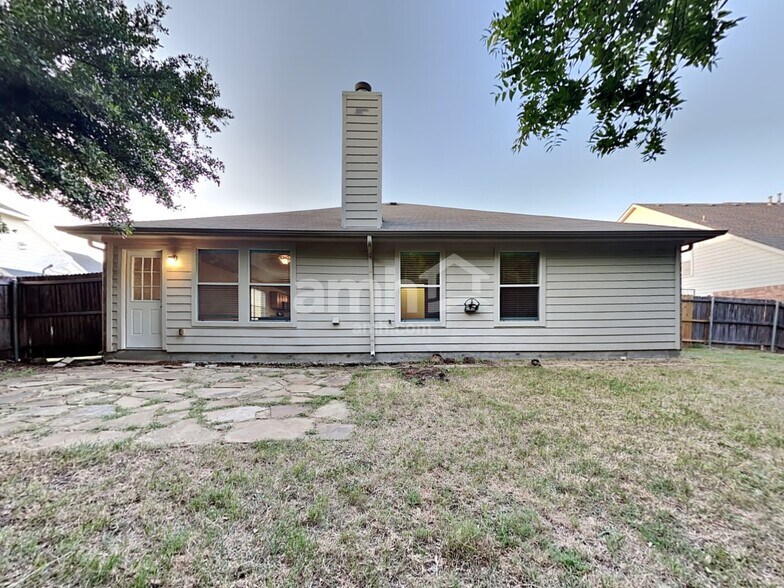 Building Photo - 3833 Pinebluff Ln