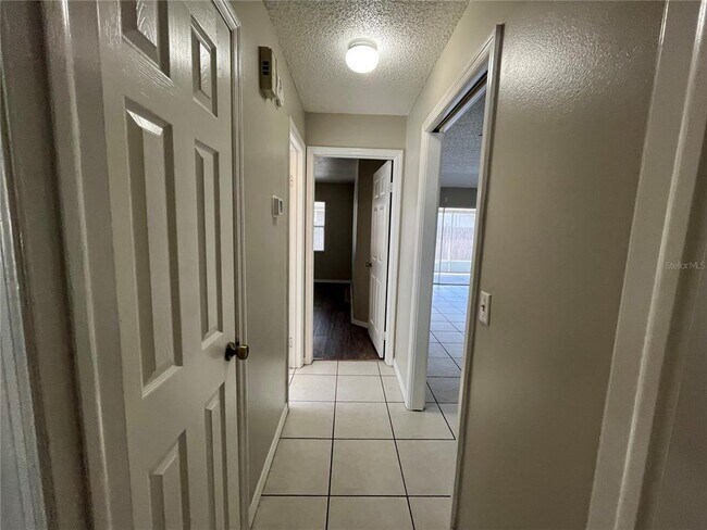 Building Photo - 1465 Tiverton Dr