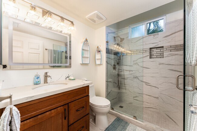 Building Photo - Beautiful Renovated and Furnished 2 bed/2 bath, walk to the beach