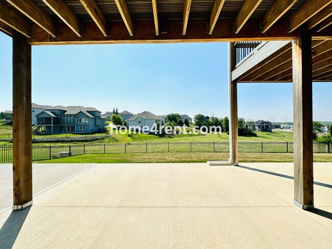 Building Photo - Exceptional Olathe Home in the Cedar Creek Subdivision w/ Wood Floors and a Finished Basment!