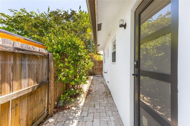 Building Photo - 1305 NE 2nd Ave