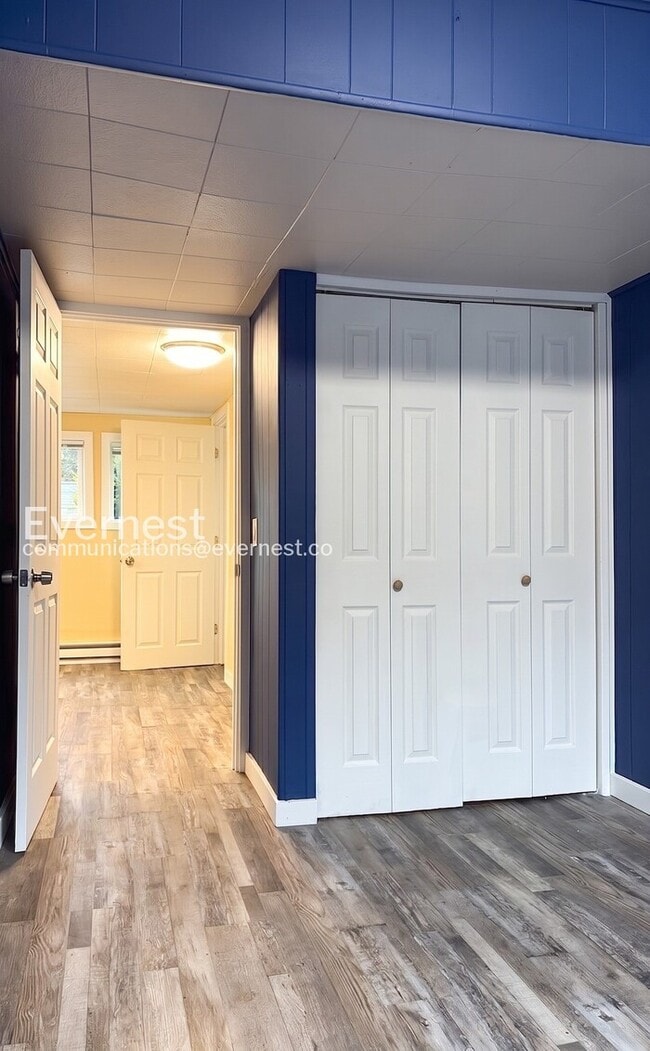 Building Photo - 2-Bed/1-Bath Town Home/ Available Now!