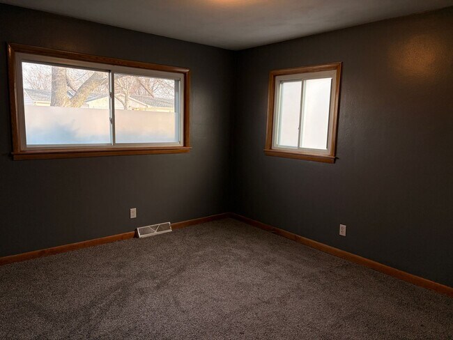 Building Photo - Spacious Home Waiting For You!