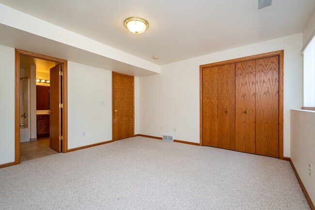 Building Photo - 7 Redtail Ct