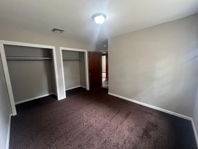 Building Photo - 3 bedroom 1 bathroom single level home