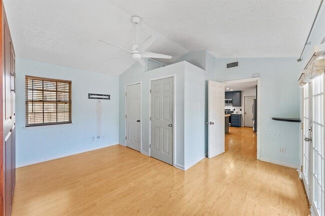 Building Photo - 722 Decker Prairie Dr